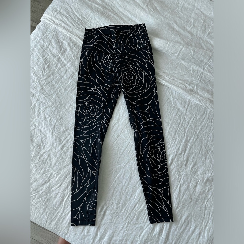 Lululemon Wunder Under High Rise Legging Size 6 Black & White NWOT